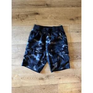 Under Armour Mens Black Camo Athletic Cargo Shorts Size Medium